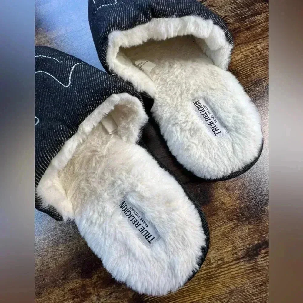 TRUE RELIGION | men’s logo slippers. Size: M 9-10